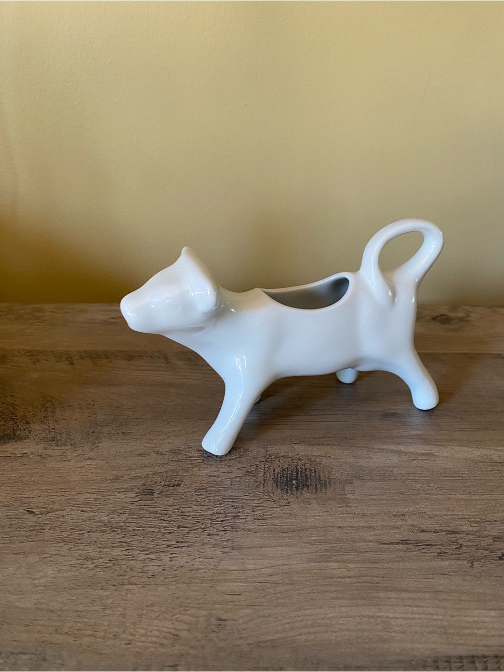 White Ceramic Cow-Shaped Creamer - Stylish Milk Pourer